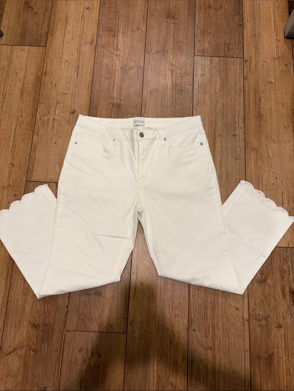Crown & Ivy Ankle Demi Bootcut Pants White Scalloped Bottoms Size 12. Like New!